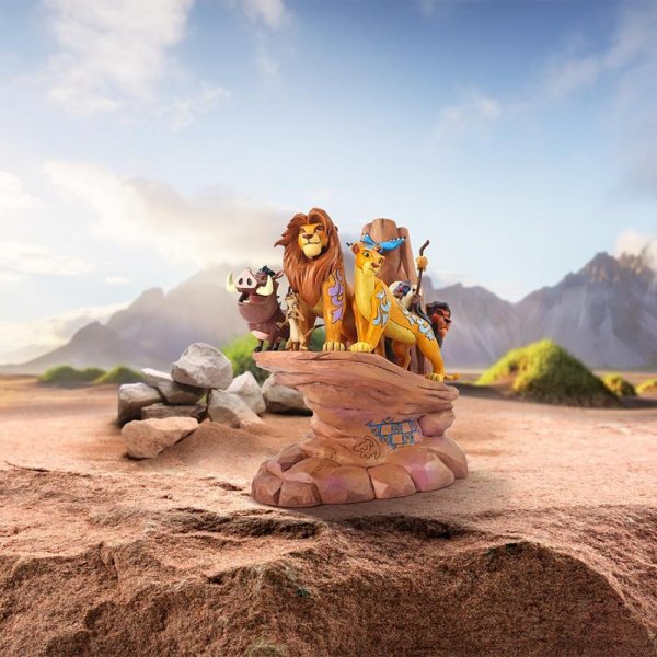 König-der-Löwen-Figur - Disney-Traditions-by-Jim-Shore-Medium-mufasa-loewe-timon-und-pumba-stein-vogel-hintergrund-sand