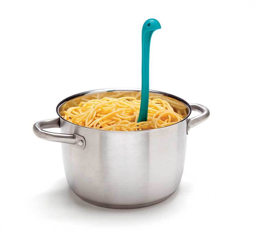 Papa-Nessie-Spaghettilöffel-OTOTO-Design-berlindeluxe-kelle-blau-dino-topf-nudeln