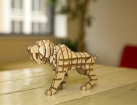 Tiger-3D-Holzpuzzle-v-Kikkerland-berlindeluxe-saebelzahntiger-tisch