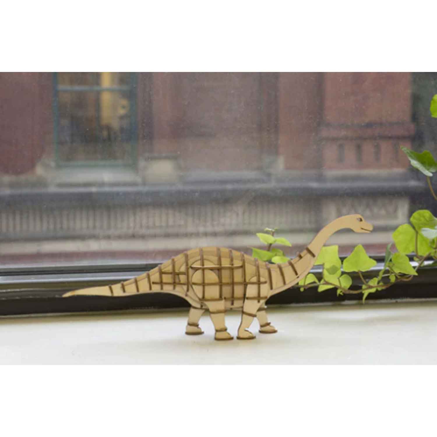 Dinosaurier-Apatosaurus-3D-Holzpuzzle-v-Kikkerland-berlindeluxe-dinosaurier-holz-anger-hals-fenster