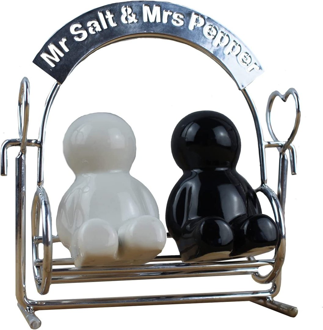 Mr. Salt-&-Mrs.-Pepper-Salz-und-pfefferstreuer-berlindeluxe-schwarz-weißMr. Salt-&-Mrs-Pepper-Salz-und-Pfefferstreuer-berlindeluxe-schwarz-weiß-schaukel-herzen