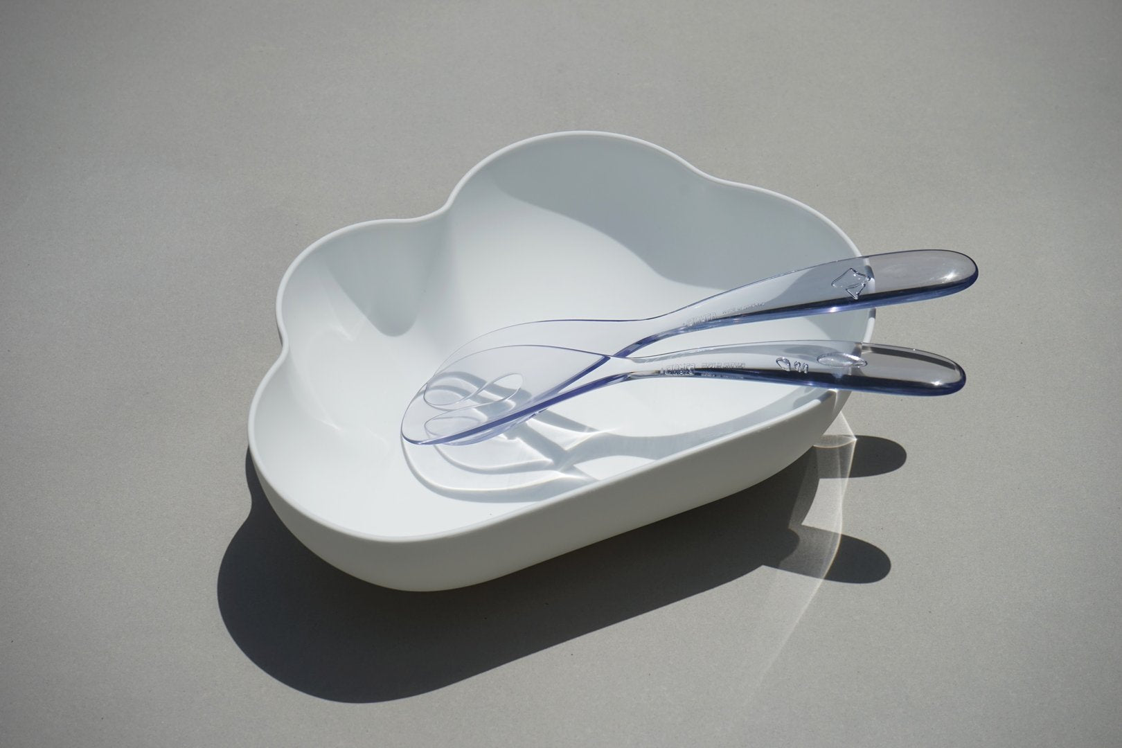 "Cloud" salad bowl from Qualy with salad servers