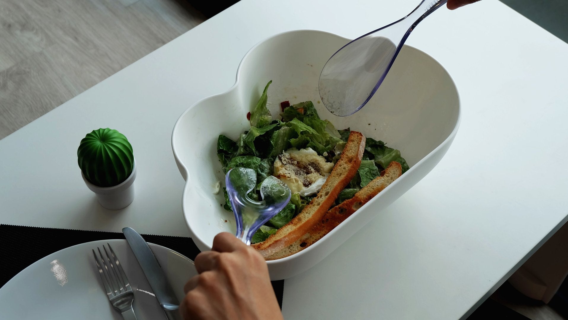 "Cloud" salad bowl from Qualy with salad servers