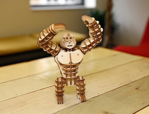 Gorilla-3D-Holzpuzzle-v-Kikkerland-berlindeluxe-affe-holz-tisch