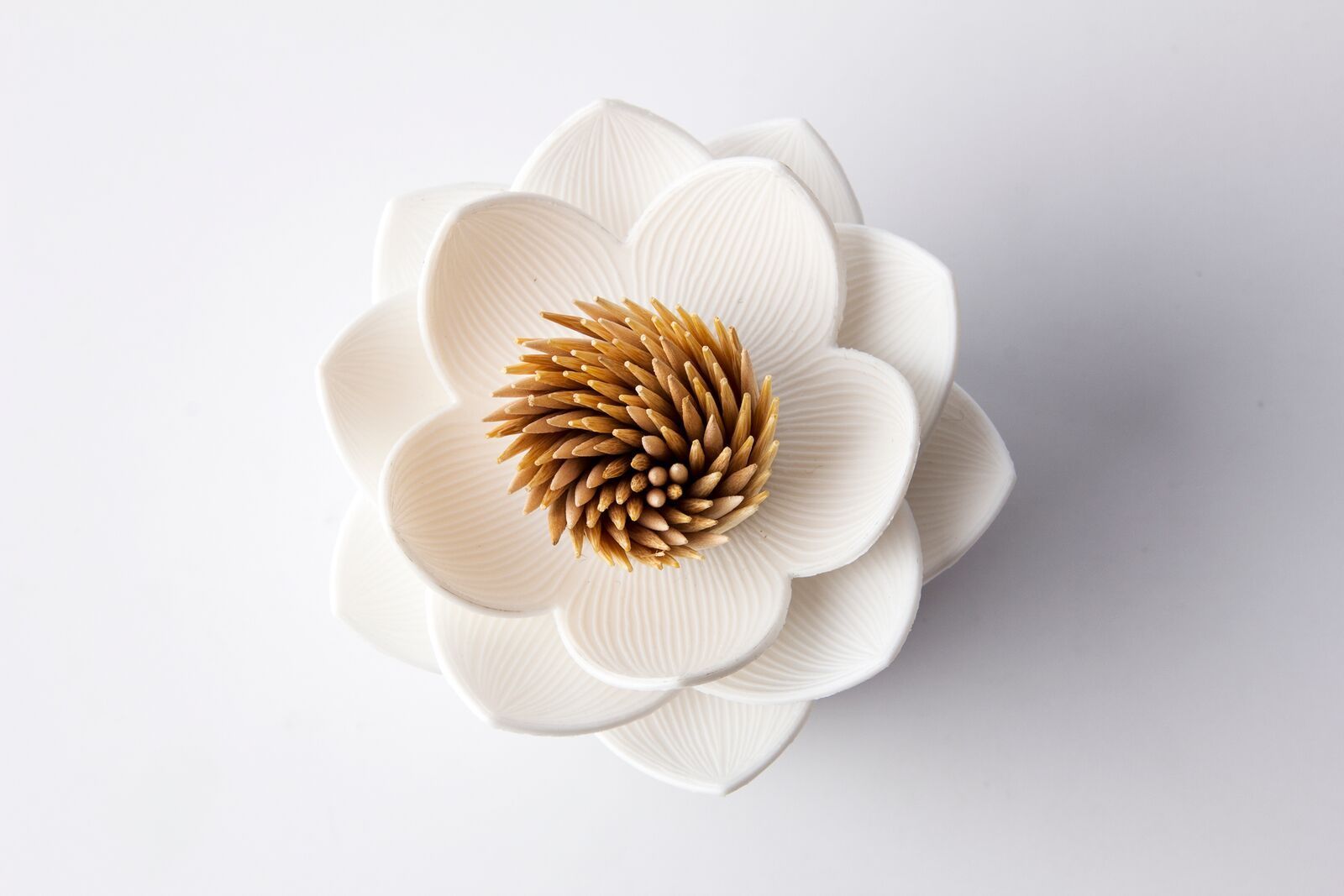Qualy toothpick holder "Lotus" white